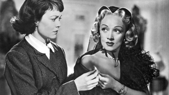 Marlene Dietrich con una estola de plumas.