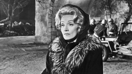 Marlene Dietrich con un abrigo de piel.