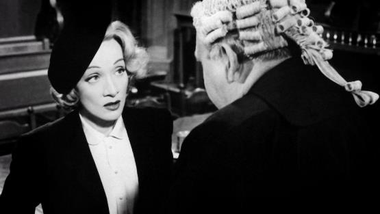 Marlene Dietrich testifica ante un juez.