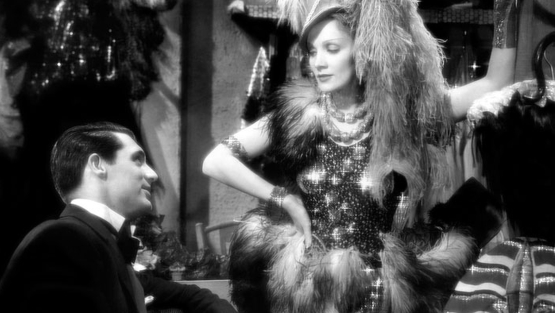 Marlene Dietrich posa con un peinado afro.